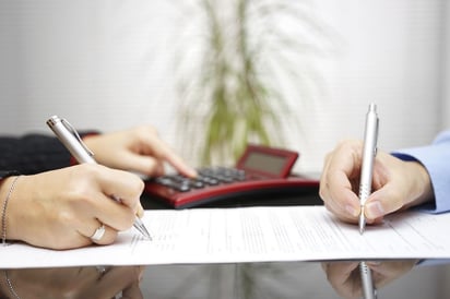 twee mensen die een contract tekenen